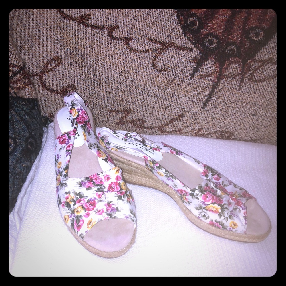 Flowery sandals